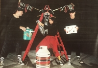 Fotografie z inscenace Černošská pohádka z roku 1999, která byla na repertoáru Divadla Drak téměř dvacet let. Pavel Černík s kolegou Janem Popelkou