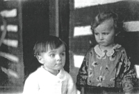 Před rodným domem v Radlici, kolem roku 1936