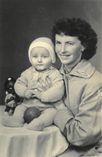 Marie Jáčová se svým prvním synem Ivanem, 1958