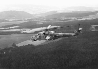 Letový záběr hotovostního vrtulníku Mi-24 poblíž státní hranice