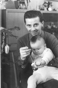 Miloslav Šimek s prvorozeným synem Pavlem, první Vánoce ve Vizovicích, 1968