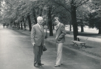 Martin Zlatohlávek s otcem na poděbradské kolonádě (1974)