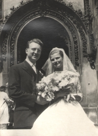 Svatební fotografie Zdeňka Frimla a Evy Říhové na Staroměstské radnici v Praze, 1960