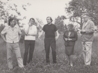 Bytové čtení u Jiřího Kuběny v Řečkovicích asi v roce 1973: Pavel Švanda (druhý zleva), manželé Šafaříkovi (vpravo)