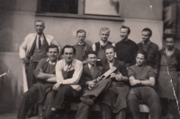 Jaroslav Šimánek (první sedící zprava) se svými spolužáky z mistrovské školy, Chrudim, 1948