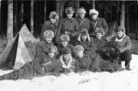 Harald Skala (dole vleže uprostřed) s jeho družstvem PTP, během zimního cvičení, únor 1958, Janov na Moravě
