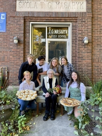 Eva Haňková with pupils in front of the TGM Czech School in Chicago, 2022