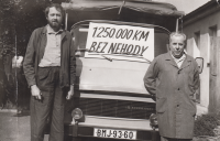 Pavel Švanda (vlevo) jako dělník v národním podniku Labora  v roce 1985