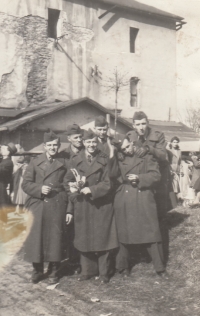 Jaroslav Šimánek (přední řada, první zprava) s kamarády u Pomocných technických praporů, Horní Suchá, 1951