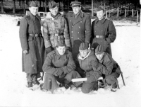 Pamětník stojící druhý zleva s družstvem PTP během zimního cvičení v Janově nad Moravou, 1958