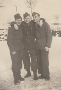 Jaroslav Šimánek (uprostřed) s kamarády u Pomocných technických praporů, Horní Suchá, 1951