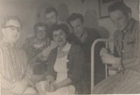 Zdeněk Friml (vlevo) v léčebně TBC v Žamberku, 1968
