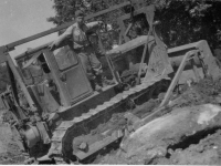 Pamětník s buldozerem během povinné vojenské služby ve Svatém Tomáši, 1958