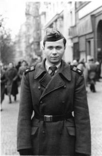 Harald Skala v Praze krátce před odchodem do civilu, 1958