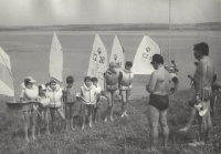 Syn Michal Friml (vpravo) na tréninku závodníků třídy Optimist v Jachtingu Slávie na Rozkoši, 1983