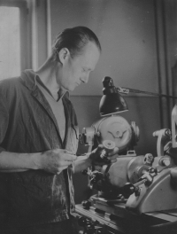 Otec pamětnice Josef Laufer jako dělník, 1953