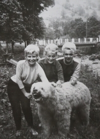 Manželka Marie vpravo, 1964