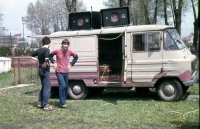 Zvukař kapely Jiří Sova s aparaturou, 1984