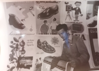 Litograf Miloslav Šimek při práci v ateliéru, budova 52, Gottwaldov, 1955