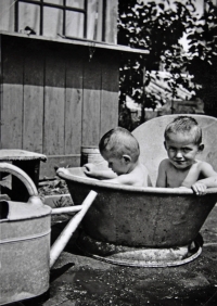 Václav Kaňka s mladším bratrem (1942)