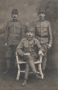 Tatínek Alois Friml (vpravo) v sanatoriu TBC, 1917