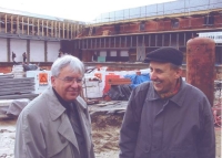 Karel Soukup se svým bratrem Janem (vlevo) na stavbě Opatství Nový Dvůr, cca 2000–2004