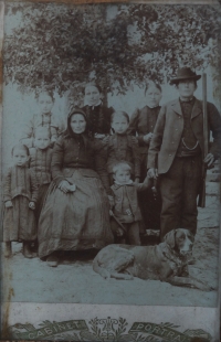 Terezie and Martin Tibitanzl with children, Planá, 1920
