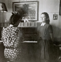 Věra Sokolová a profesorka Blažena Plachá, 1942