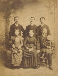 Pradědeček Antonín Schwarz (1828-1911) s manželkou Marií (roz. Kalabrová, 1825-1903), děti Bohumil, Josef, Jindřich (stojící za otcem) - dědeček Karly Trojanové
