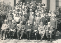 Fotografie Karly Trojanové (druhá řada, druhá zleva)  z června 1967, z doby působení v Kostelci nad Labem (1. 1. 1967 - prosinec 1991, Kostelec nad Labem)