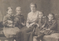 Babička Barbora Šoralová (roz. Šimicová) se třemi dcerami (zleva doprava) - Marie, Anna, Baruška a Karla - maminka K. Trojanové 