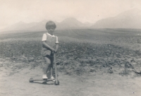 Karla Trojanová, 3 roky, na výletě v Tatrách