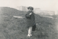 Karla Trojanová při vycházce na Židovských pecích, duben 1935