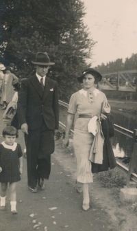 With her mother and father on their way to the ZOO, 1934