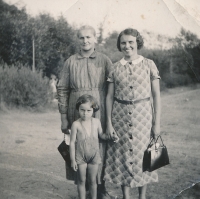 August 25, 1935 with her grandmother Karla Šoralová and her aunt Anna on the way from the Střela River to Buben Castle