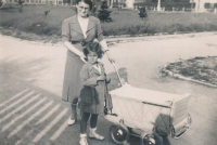 Karla Trojanová s maminkou a bratrem Jindřichem na Spořilově