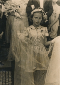 Karla Trojanová in a photo from the wedding of her father's cousin's daughter. There is an inscription on the photo: "To the lovely and energetic Kájinka for a keepsake from Jiří and Helena," June 28, 1941.
