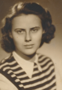 Fotografie na maturitní tablo, duben 1950