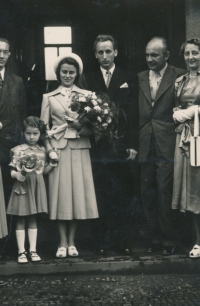 Fotografie ze svatby Karly a Jakuba Trojana, na fotografii - sestra Ivana, vlevo Ladislav Hejdánek, vpravo manželé Vokáčovi - maminka a otčím Jakuba Trojana, 15. 7. 1950