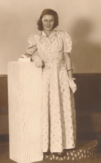 Karla Trojanová v tanečních, podzim 1947