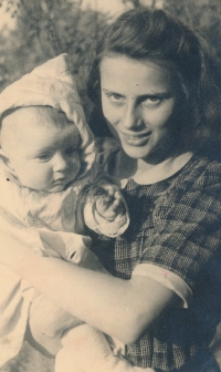 Karla Trojanová se sestrou Ivanou, 9. května 1945
