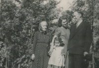 Visiting her father in Spořilov, in the photo there is her father Jindřich Schwarz, her grandmother and her sister Ivana