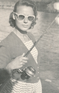 Fotografie Karly Trojanové v době její návštěvy u Jakuba S. Trojana v Hájníkách, kde byl u PTP, srpen 1953