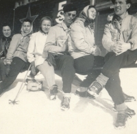 Únor 1953, lyžařský výcvik, studenti teologie - Milíš Lochmann (vpravo), jeho žena, Karla Trojanová na fotografii pod rudou hvězdou