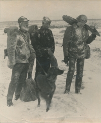 Nad řekou Střelou, pamětník zcela vpravo, 1970