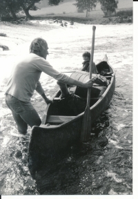 Pod čivickým jezem, pamětník se synem Markem, 1990