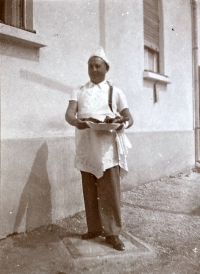 Tatínek Věry Sokolové Bohumil Kubeček vaří v restauraci Port Artur,  40. léta 20. století
