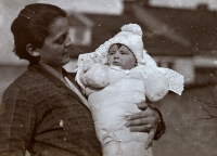Maminka Věry Sokolové Ludmila Kubečková se synem Jaroslavem, 1925