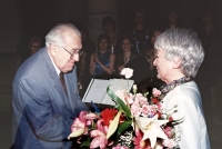 Věra Sokolová se sbormistrem Milanem Uherkem, 2001