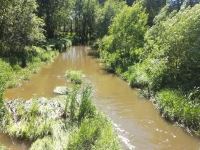 Zničený náhon Mlýna v Meclově, kde teče málo vody